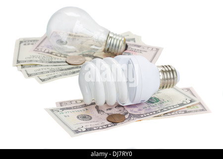 Energieeinsparung und normale Glühbirnen auf US-Dollar Stockfoto