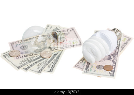 Energieeinsparung und normale Glühbirnen auf Dollar Geld Stockfoto