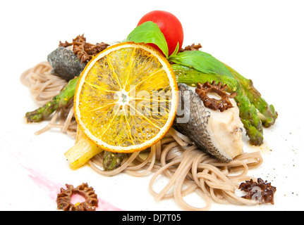 gebackener Fisch mit Spaghetti und Pilzen und Gemüse Stockfoto