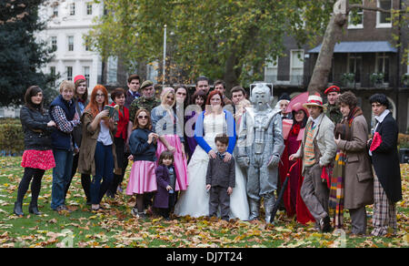 London, UK. 24. November 2013. Cosplayer gekleidet in Doctor Who Kostüme Pose für einen Fototermin vor der Teilnahme an einer "Masse Whovian" Doctor Who-themed Hochzeit Segen im Bloomsbury Ballroom, London, UK. At die Masse Hochzeit Veranstaltung im Bloomsbury Ballroom in Central London 50 Paare wurden immer gesegnet oder erneuert ihre Gelübde zum 50-jährigen von Doctor Who. Foto: Nick Savage/Alamy Live-Nachrichten Stockfoto