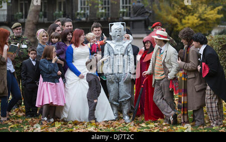 London, UK. 24. November 2013. Cosplayer gekleidet in Doctor Who Kostüme Pose für einen Fototermin vor der Teilnahme an einer "Masse Whovian" Doctor Who-themed Hochzeit Segen im Bloomsbury Ballroom, London, UK. At die Masse Hochzeit Veranstaltung im Bloomsbury Ballroom in Central London 50 Paare wurden immer gesegnet oder erneuert ihre Gelübde zum 50-jährigen von Doctor Who. Foto: Nick Savage/Alamy Live-Nachrichten Stockfoto