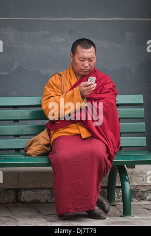 Mönch in Yonghe-Tempel, auch bekannt als Yonghe Lamasery oder einfach Lama-Tempel in Peking, China Stockfoto