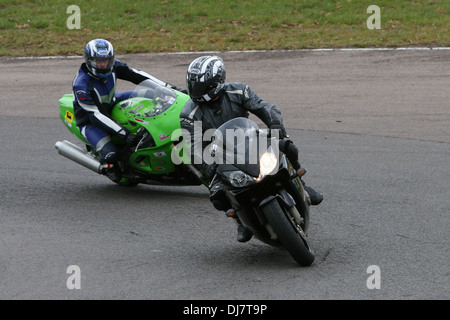 Zwei Motorradfahrer auf einem Track Racing Stockfoto