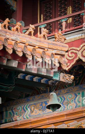 Dachdetails in Yonghe-Tempel, auch bekannt als Yonghe Lamasery oder einfach Lama-Tempel in Peking, China Stockfoto