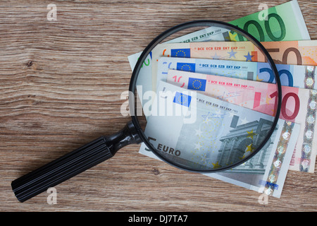 Euro-Banknoten unter der Lupe Stockfoto