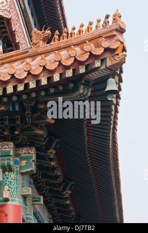 Dachdetails in Yonghe-Tempel, auch bekannt als Yonghe Lamasery oder einfach Lama-Tempel in Peking, China Stockfoto