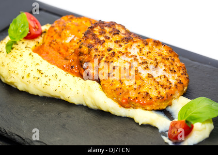 Schnitzel gebraten in Karotte Sauce mit Kartoffelpüree Stockfoto