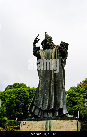 Die monumentale Statue des Grgur Gregorius von Nin befindet sich in Dardin Park außerhalb des Golden Gate von Diokletian Palast, Split Stockfoto