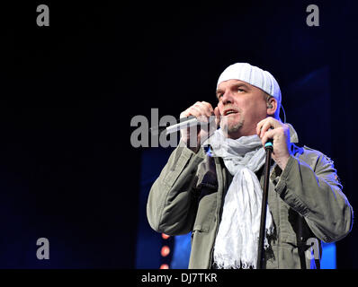 Berlin, Deutschland. 23. November 2013. Schlager Sänger DJ Ötzi singt während der Veranstaltung "Sterben feiert des Jahres 2013" (Schlager-Nacht des Jahres 2013) in der O2 World Arena in Berlin, Deutschland, 23. November 2013. Foto: Roland Popp keine Live News WIRE SERVICE/Dpa/Alamy Stockfoto