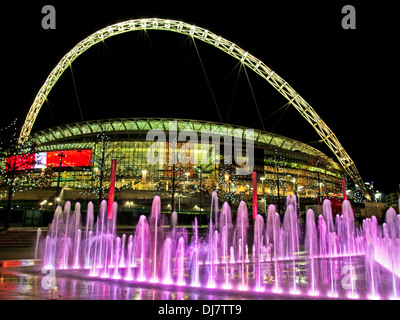 Wembley-Stadion bei Nacht, Wembley, London, England, Vereinigtes Königreich Stockfoto