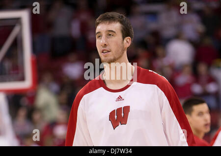 Madison, Wisconsin, USA. 23. November 2013. 23. November 2013: Wisconsin Badgers weiterleiten Frank Kaminsky #44 wärmt vor dem NCAA Basketball-Spiel zwischen der Oral Roberts Golden Eagles und die Wisconsin Badgers am Kohl Center in Madison, Wisconsin. Wisconsin besiegte Oral Roberts 76-67. John Fisher/CSM/Alamy Live-Nachrichten Stockfoto