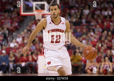 Madison, Wisconsin, USA. 23. November 2013. 23. November 2013: Wisconsin Badgers bewachen Traevon Jackson #12 in Aktion während der NCAA Basketball-Spiel zwischen die Oral Roberts Golden Eagles und die Wisconsin Badgers am Kohl Center in Madison, Wisconsin. Wisconsin besiegte Oral Roberts 76-67. John Fisher/CSM/Alamy Live-Nachrichten Stockfoto