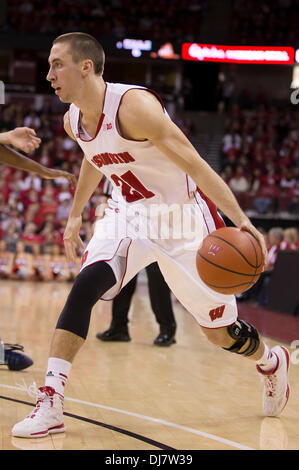 Madison, Wisconsin, USA. 23. November 2013. 23. November 2013: Wisconsin Badgers bewachen Josh Gasser #21 in Aktion während der NCAA Basketball-Spiel zwischen die Oral Roberts Golden Eagles und die Wisconsin Badgers am Kohl Center in Madison, Wisconsin. Wisconsin besiegte Oral Roberts 76-67. John Fisher/CSM/Alamy Live-Nachrichten Stockfoto