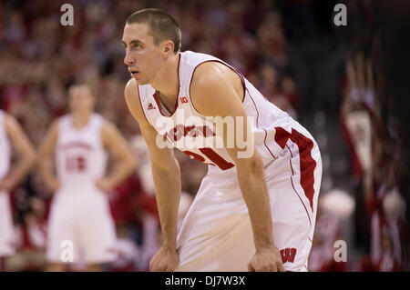 Madison, Wisconsin, USA. 23. November 2013. 23. November 2013: Wisconsin Badgers bewachen Josh Gasser #21during das NCAA Basketball-Spiel zwischen der Oral Roberts Golden Eagles und die Wisconsin Badgers am Kohl Center in Madison, Wisconsin. Wisconsin besiegte Oral Roberts 76-67. John Fisher/CSM/Alamy Live-Nachrichten Stockfoto