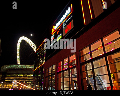 Blick auf London Designer Outlet in der Nacht zeigen, Wembley Stadium, Wembley, London, England, Vereinigtes Königreich Stockfoto