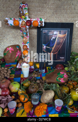 Ein Tag des Toten Altar gewidmet spät Künstlers Sam Maloof in San Martin Tilcajete, Oaxaca, Mexiko angezeigt wird Stockfoto