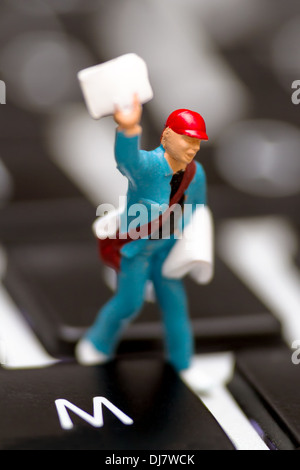 Miniatur-Figur mit der Tastatur, symbolisches Bild für Nachrichten, Mail, Epaper Zeitung Stockfoto