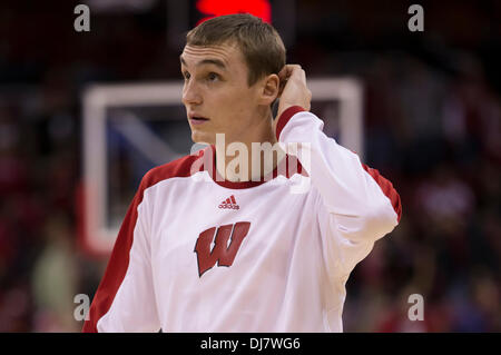 Madison, Wisconsin, USA. 23. November 2013. 23. November 2013: Wisconsin Badgers weiterleiten Sam Dekker #15 während der NCAA Basketball-Spiel zwischen die Oral Roberts Golden Eagles und die Wisconsin Badgers am Kohl Center in Madison, Wisconsin. Wisconsin besiegte Oral Roberts 76-67. John Fisher/CSM/Alamy Live-Nachrichten Stockfoto