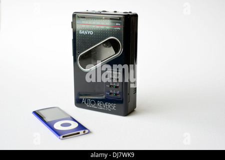 Einen alten Sanyo Walkman persönliche Kassettenspieler wie Radio, neben einer modernen Apple iPod Nano Stockfoto