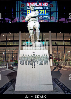 Sir Bobby Moore-Statue vor dem Wembley-Stadion bei Nacht, Wembley, London, England, Vereinigtes Königreich Stockfoto