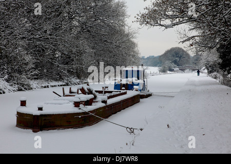 Eine Kanal-Wartung Boot im gefrorenen Eis und Schnee auf die Shropshire Union Canal, Market Drayton, Shropshire, England Stockfoto