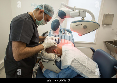 ARTAS Roboter Haartransplantation Maschine bei Farjo Haar-Institut an der Quay Street in Manchester Stockfoto