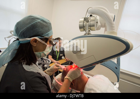 ARTAS Roboter Haartransplantation Maschine bei Farjo Haar-Institut an der Quay Street in Manchester Stockfoto