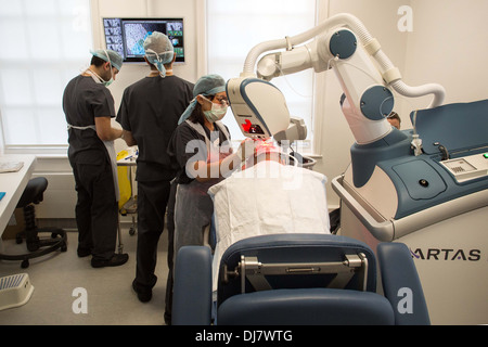 ARTAS Roboter Haartransplantation Maschine bei Farjo Haar-Institut an der Quay Street in Manchester Stockfoto