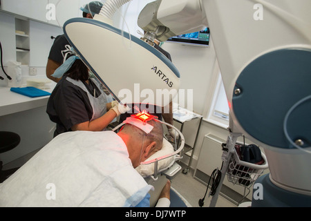 ARTAS Roboter Haartransplantation Maschine bei Farjo Haar-Institut an der Quay Street in Manchester Stockfoto