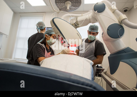 ARTAS Roboter Haartransplantation Maschine bei Farjo Haar-Institut an der Quay Street in Manchester Stockfoto