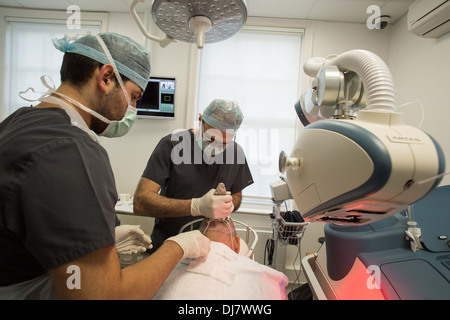 ARTAS Roboter Haartransplantation Maschine bei Farjo Haar-Institut an der Quay Street in Manchester Stockfoto
