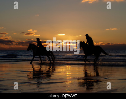 Reiter bei Sonnenuntergang, Bude, Cornwall, UK Stockfoto