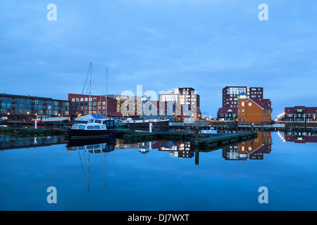 Yachten und bunten Gebäude in der Marina Reitdiephaven in Dämmerung, Groningen, Niederlande Stockfoto