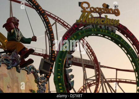 Schleifen, die Oktoberfest Olympic Achterbahn der Welt größte Bierfest München. Stockfoto