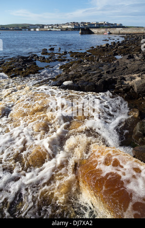 Schmutziges Wasser in der Bucht bei Kilkee, Co. Clare, Irland Stockfoto