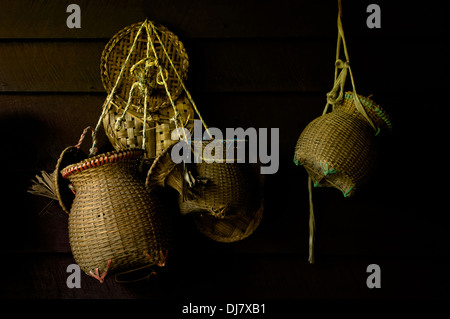 Foto-Angelausrüstung, hergestellt aus Bambusholz an der Wand hängen. Stockfoto