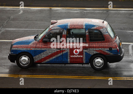 Ein Mietpferd oder Mietpferd Wagen (auch genannt ein Taxi, Taxi, Hack oder London-Taxi) fahren in London Stockfoto