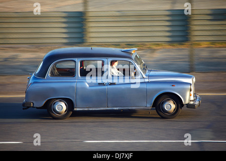 Ein Mietpferd oder Mietpferd Wagen (auch genannt ein Taxi, Taxi, Hack oder London-Taxi) fahren in London Stockfoto