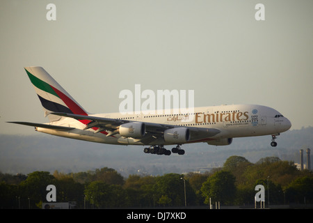 Emirates Airbus A380 landet auf dem Flughafen London Heathrow Stockfoto