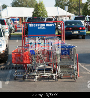 Zurück Bereich in einem amerikanischen Supermarkt-Parkplatz Stockfoto