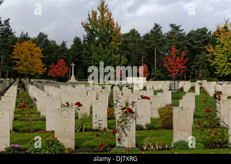 Kanadischer Soldatenfriedhof mit Linien von Grabsteinen Cross of Sacrifice, Erinnerung Stein, Ahornbäume und rote Rosen Stockfoto