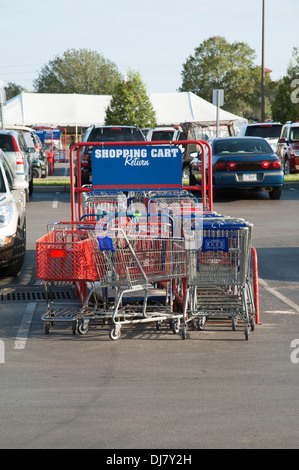 Zurück Bereich in einem amerikanischen Supermarkt-Parkplatz Stockfoto