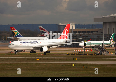 Turkish Airlines Airbus A330 Besteuerung am Flughafen London Heathrow Stockfoto