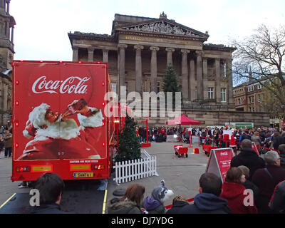 PRESTON, LANCASHIRE, UK. 24. November 2013. Coca-Cola Weihnachtstruck besucht Preston am 2. Tag von seiner Monat lange UK-Tour. Bildnachweis: Sue Burton/Alamy Live-Nachrichten Stockfoto