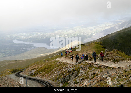 Wanderer nebligen Tag von Snowdon Gipfel Gwynedd Wales U Stockfoto