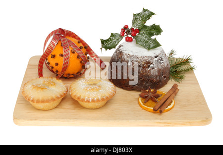 Hackfleisch, Torten, dekorierte Orange und ein Christmas Pudding auf einem Holzbrett isoliert gegen weiß Stockfoto