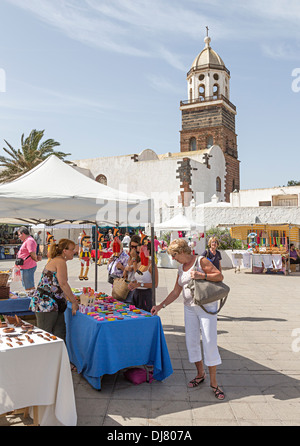 Menschen beim Einkaufen am Sonntag Markt, Teguise, Lanzarote, Kanarische Inseln, Spanien Stockfoto