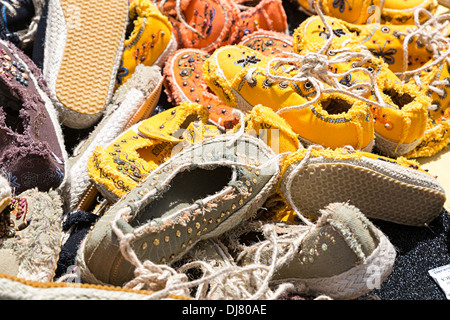 Schuhe zum Verkauf am Sonntag Markt, Teguise, Lanzarote, Kanarische Inseln, Spanien Stockfoto