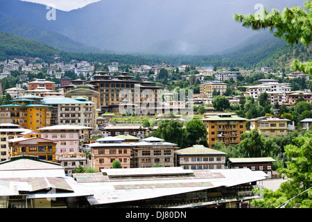 Taj Tashi fünf-Sterne-Hotel, modernes Wellnesshotel Dzong wie Architektur, Gebetsmühle, Paul Street, Reisefotograf, Thimphu, Bhutan Stockfoto