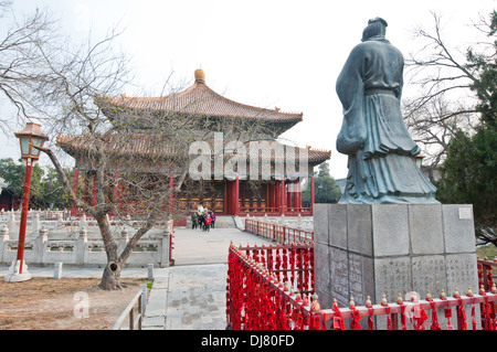 Konfuzius-Statue vor Biyong Palast in Peking Guozijian allgemein bekannt als kaiserliche Akademie oder Hochschule in Peking, China Stockfoto